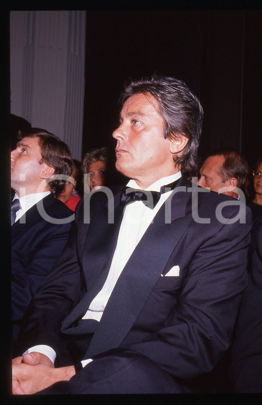 Alain DELON - CINEMA 1990 ca 35 mm vintage slide 65 Diapositiva originale, in formato 35 mm.Per i diritti rivolgersi a ICharta.E' severamente vietata la riproduzione. Tutti i diritti sono riservati.ICharta mette in vendita, sul negozio eBay e in esclusiva sul sito "icharta" il proprio archivio composto da numerose diapositive e negativi fotografici d'epoca, tutti originali e autentici, che attraversano la storia del costume tra la fine degli anni Sessanta e Novanta.Si tratta di uno sguardo inedito sull'attualità , la politica, la vita quotidiana, il gossip e la cultura, che fotografa il cambiamento della nazione in quest'ultimo scorcio del XX secolo.Un'occasione unica per il mercato del collezionismo, che vede finalmente disponibile un archivio eccezionale per vastità , tematiche e condizioni, in un settore (il negativo fotografico e la diapositiva) di assoluta novità e dalle interessanti prospettive di investimento. GOOD/buono   originale e autentica 1