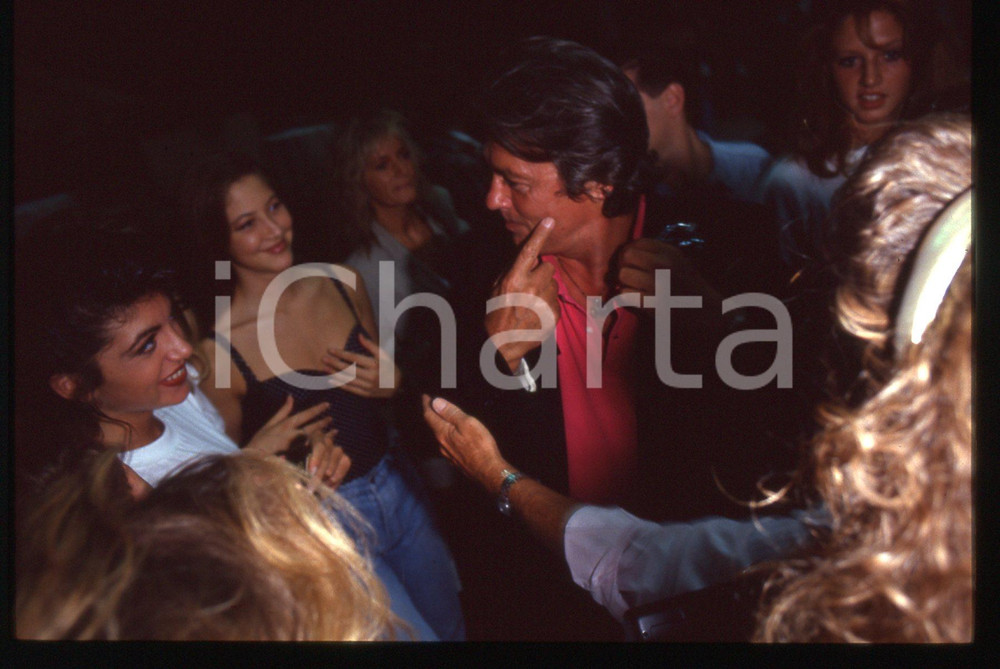 Alain DELON - CINEMA 1990 ca 35 mm vintage slide 68 Diapositiva originale, in formato 35 mm.Per i diritti rivolgersi a ICharta.E' severamente vietata la riproduzione. Tutti i diritti sono riservati.ICharta mette in vendita, sul negozio eBay e in esclusiva sul sito "icharta" il proprio archivio composto da numerose diapositive e negativi fotografici d'epoca, tutti originali e autentici, che attraversano la storia del costume tra la fine degli anni Sessanta e Novanta.Si tratta di uno sguardo inedito sull'attualità , la politica, la vita quotidiana, il gossip e la cultura, che fotografa il cambiamento della nazione in quest'ultimo scorcio del XX secolo.Un'occasione unica per il mercato del collezionismo, che vede finalmente disponibile un archivio eccezionale per vastità , tematiche e condizioni, in un settore (il negativo fotografico e la diapositiva) di assoluta novità e dalle interessanti prospettive di investimento. GOOD/buono   originale e autentica 1