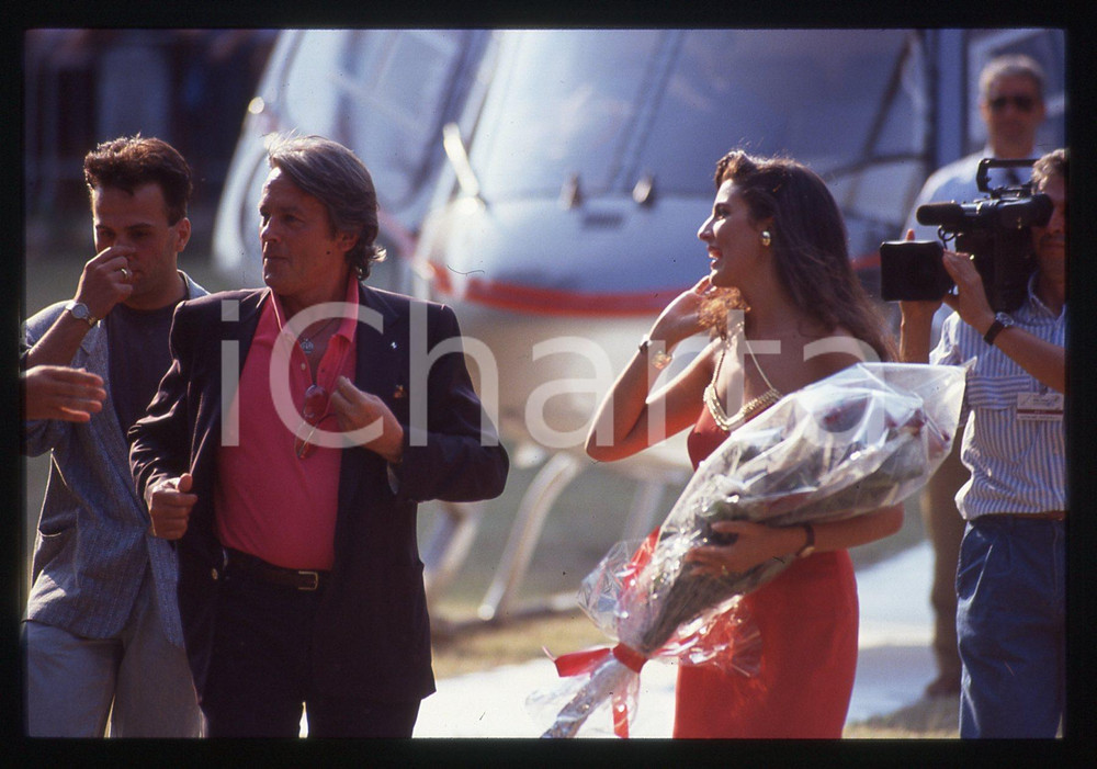 Alain DELON - CINEMA 1990 ca 35 mm vintage slide 69 Diapositiva originale, in formato 35 mm.Per i diritti rivolgersi a ICharta.E' severamente vietata la riproduzione. Tutti i diritti sono riservati.ICharta mette in vendita, sul negozio eBay e in esclusiva sul sito "icharta" il proprio archivio composto da numerose diapositive e negativi fotografici d'epoca, tutti originali e autentici, che attraversano la storia del costume tra la fine degli anni Sessanta e Novanta.Si tratta di uno sguardo inedito sull'attualità , la politica, la vita quotidiana, il gossip e la cultura, che fotografa il cambiamento della nazione in quest'ultimo scorcio del XX secolo.Un'occasione unica per il mercato del collezionismo, che vede finalmente disponibile un archivio eccezionale per vastità , tematiche e condizioni, in un settore (il negativo fotografico e la diapositiva) di assoluta novità e dalle interessanti prospettive di investimento. GOOD/buono   originale e autentica 1