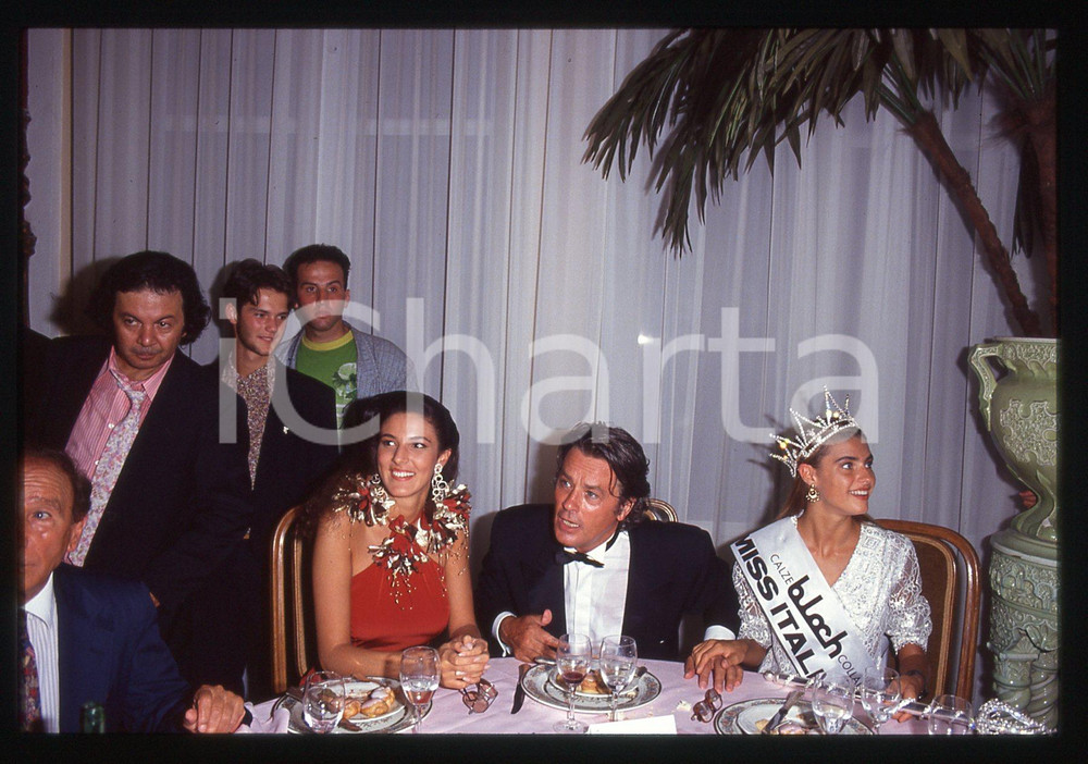 Alain DELON e Martina COLOMBARI - MISS ITALIA 1991 35 mm vintage slide 4 Diapositiva originale, in formato 35 mm.Per i diritti rivolgersi a ICharta.E' severamente vietata la riproduzione. Tutti i diritti sono riservati.ICharta mette in vendita, sul negozio eBay e in esclusiva sul sito "icharta" il proprio archivio composto da numerose diapositive e negativi fotografici d'epoca, tutti originali e autentici, che attraversano la storia del costume tra la fine degli anni Sessanta e Novanta.Si tratta di uno sguardo inedito sull'attualità , la politica, la vita quotidiana, il gossip e la cultura, che fotografa il cambiamento della nazione in quest'ultimo scorcio del XX secolo.Un'occasione unica per il mercato del collezionismo, che vede finalmente disponibile un archivio eccezionale per vastità , tematiche e condizioni, in un settore (il negativo fotografico e la diapositiva) di assoluta novità e dalle interessanti prospettive di investimento. GOOD/buono   originale e autentica 1