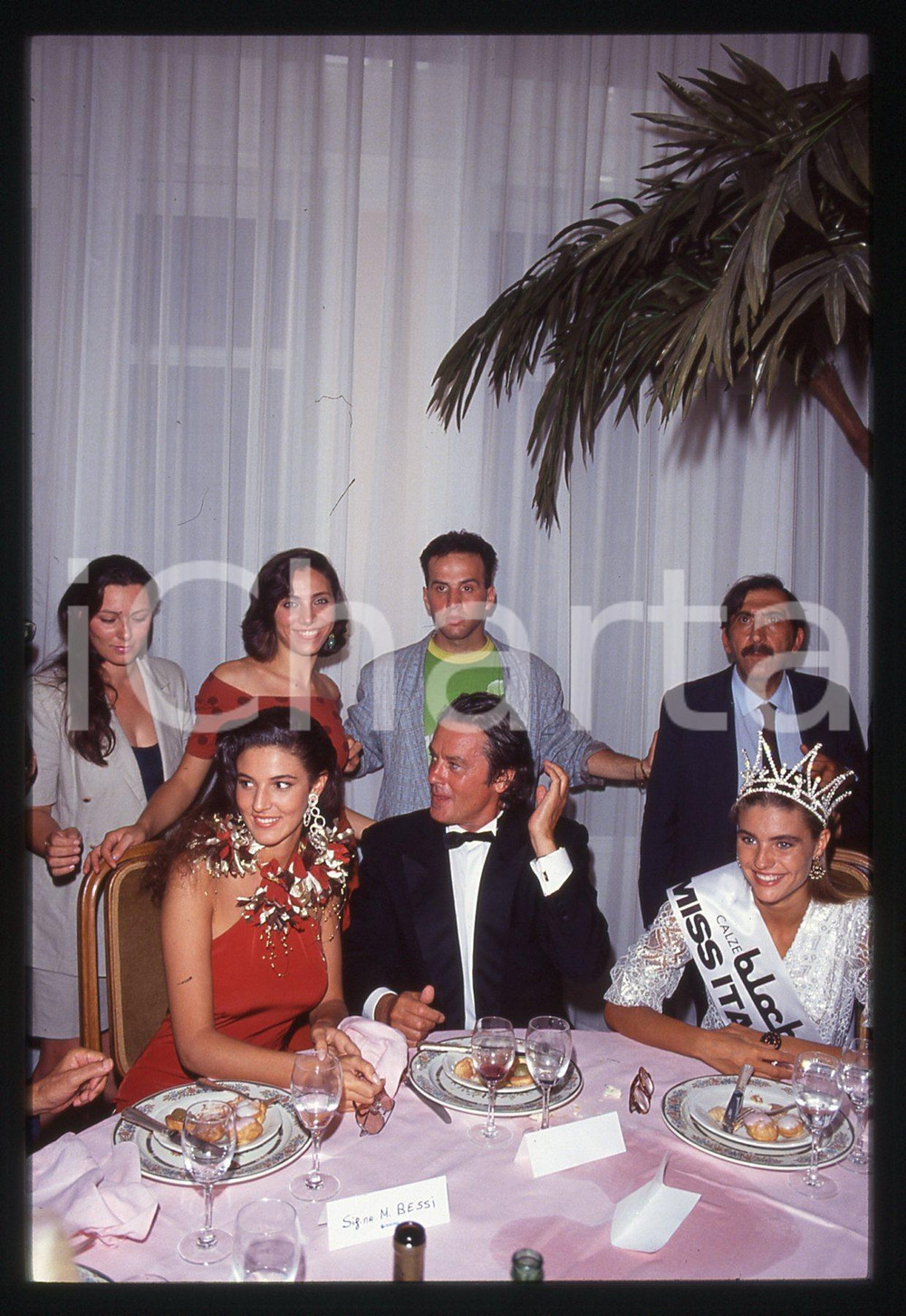 Alain DELON e Martina COLOMBARI - MISS ITALIA 1991 35 mm vintage slide 5 Diapositiva originale, in formato 35 mm.Per i diritti rivolgersi a ICharta.E' severamente vietata la riproduzione. Tutti i diritti sono riservati.ICharta mette in vendita, sul negozio eBay e in esclusiva sul sito "icharta" il proprio archivio composto da numerose diapositive e negativi fotografici d'epoca, tutti originali e autentici, che attraversano la storia del costume tra la fine degli anni Sessanta e Novanta.Si tratta di uno sguardo inedito sull'attualità , la politica, la vita quotidiana, il gossip e la cultura, che fotografa il cambiamento della nazione in quest'ultimo scorcio del XX secolo.Un'occasione unica per il mercato del collezionismo, che vede finalmente disponibile un archivio eccezionale per vastità , tematiche e condizioni, in un settore (il negativo fotografico e la diapositiva) di assoluta novità e dalle interessanti prospettive di investimento. GOOD/buono   originale e autentica 1