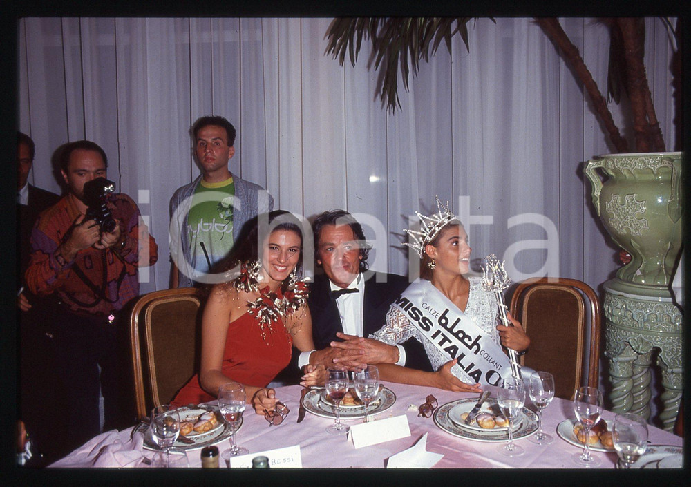 Alain DELON e Martina COLOMBARI - MISS ITALIA 1991 35 mm vintage slide 6 Diapositiva originale, in formato 35 mm.Per i diritti rivolgersi a ICharta.E' severamente vietata la riproduzione. Tutti i diritti sono riservati.ICharta mette in vendita, sul negozio eBay e in esclusiva sul sito "icharta" il proprio archivio composto da numerose diapositive e negativi fotografici d'epoca, tutti originali e autentici, che attraversano la storia del costume tra la fine degli anni Sessanta e Novanta.Si tratta di uno sguardo inedito sull'attualità , la politica, la vita quotidiana, il gossip e la cultura, che fotografa il cambiamento della nazione in quest'ultimo scorcio del XX secolo.Un'occasione unica per il mercato del collezionismo, che vede finalmente disponibile un archivio eccezionale per vastità , tematiche e condizioni, in un settore (il negativo fotografico e la diapositiva) di assoluta novità e dalle interessanti prospettive di investimento. GOOD/buono   originale e autentica 1