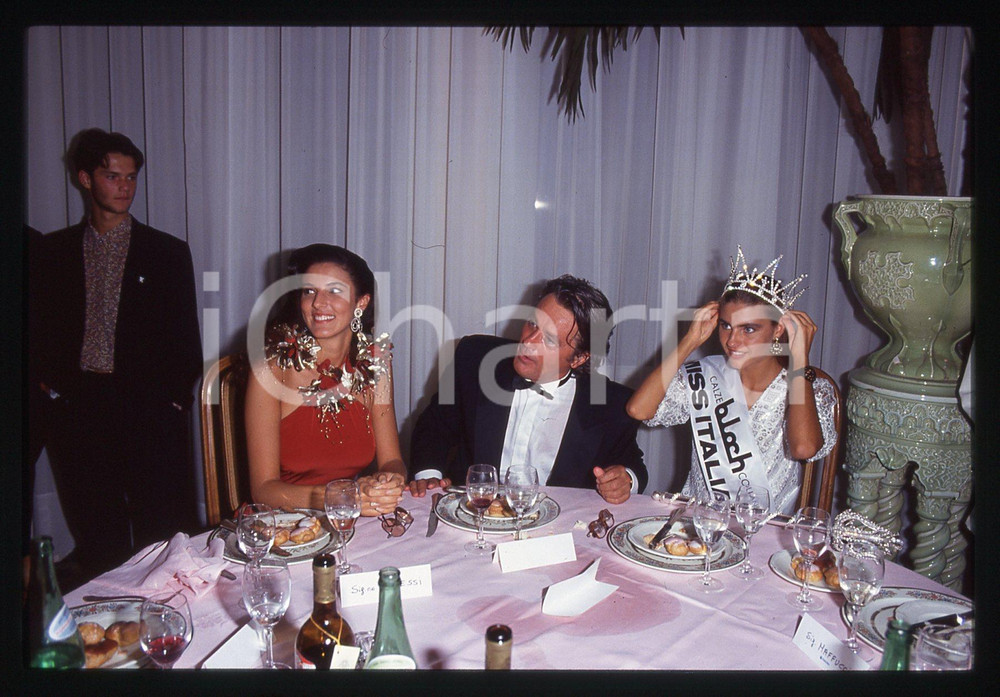 Alain DELON e Martina COLOMBARI - MISS ITALIA 1991 35 mm vintage slide 7 Diapositiva originale, in formato 35 mm.Per i diritti rivolgersi a ICharta.E' severamente vietata la riproduzione. Tutti i diritti sono riservati.ICharta mette in vendita, sul negozio eBay e in esclusiva sul sito "icharta" il proprio archivio composto da numerose diapositive e negativi fotografici d'epoca, tutti originali e autentici, che attraversano la storia del costume tra la fine degli anni Sessanta e Novanta.Si tratta di uno sguardo inedito sull'attualità , la politica, la vita quotidiana, il gossip e la cultura, che fotografa il cambiamento della nazione in quest'ultimo scorcio del XX secolo.Un'occasione unica per il mercato del collezionismo, che vede finalmente disponibile un archivio eccezionale per vastità , tematiche e condizioni, in un settore (il negativo fotografico e la diapositiva) di assoluta novità e dalle interessanti prospettive di investimento. GOOD/buono   originale e autentica 1
