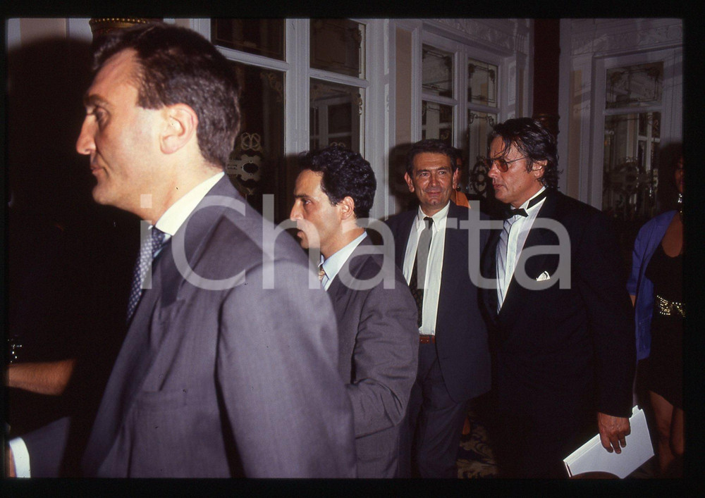 Alain DELON - CINEMA 1990 ca 35 mm vintage slide 70 Diapositiva originale, in formato 35 mm.Per i diritti rivolgersi a ICharta.E' severamente vietata la riproduzione. Tutti i diritti sono riservati.ICharta mette in vendita, sul negozio eBay e in esclusiva sul sito "icharta" il proprio archivio composto da numerose diapositive e negativi fotografici d'epoca, tutti originali e autentici, che attraversano la storia del costume tra la fine degli anni Sessanta e Novanta.Si tratta di uno sguardo inedito sull'attualità , la politica, la vita quotidiana, il gossip e la cultura, che fotografa il cambiamento della nazione in quest'ultimo scorcio del XX secolo.Un'occasione unica per il mercato del collezionismo, che vede finalmente disponibile un archivio eccezionale per vastità , tematiche e condizioni, in un settore (il negativo fotografico e la diapositiva) di assoluta novità e dalle interessanti prospettive di investimento. GOOD/buono   originale e autentica 1