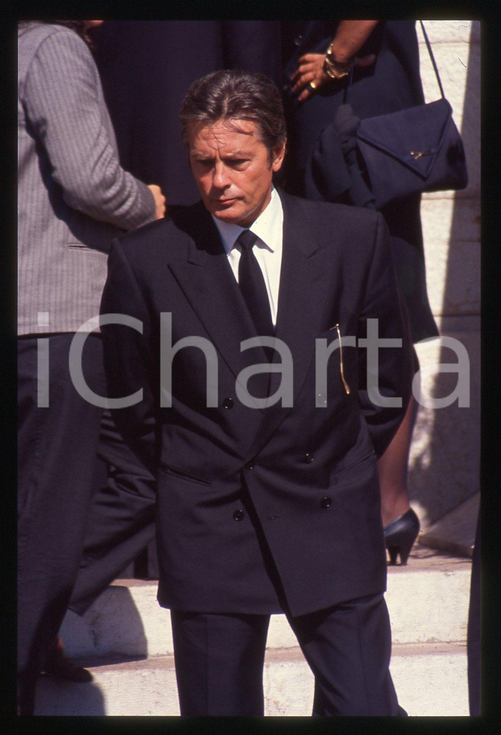 Alain DELON - CINEMA 1990 ca 35 mm vintage slide (72) Diapositiva originale, in formato 35 mm.Per i diritti rivolgersi a ICharta.E' severamente vietata la riproduzione. Tutti i diritti sono riservati.ICharta mette in vendita, sul negozio eBay e in esclusiva sul sito "icharta" il proprio archivio composto da numerose diapositive e negativi fotografici d'epoca, tutti originali e autentici, che attraversano la storia del costume tra la fine degli anni Sessanta e Novanta.Si tratta di uno sguardo inedito sull'attualità , la politica, la vita quotidiana, il gossip e la cultura, che fotografa il cambiamento della nazione in quest'ultimo scorcio del XX secolo.Un'occasione unica per il mercato del collezionismo, che vede finalmente disponibile un archivio eccezionale per vastità , tematiche e condizioni, in un settore (il negativo fotografico e la diapositiva) di assoluta novità e dalle interessanti prospettive di investimento. GOOD/buono   originale e autentica 1