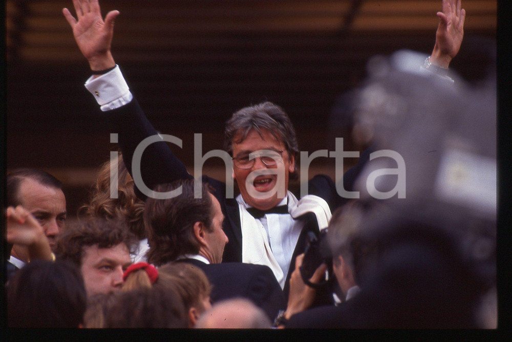 Alain DELON - FESTIVAL CINEMA CANNES 1990 35 mm vintage slide 16 Diapositiva originale, in formato 35 mm.Per i diritti rivolgersi a ICharta.E' severamente vietata la riproduzione. Tutti i diritti sono riservati.ICharta mette in vendita, sul negozio eBay e in esclusiva sul sito "icharta" il proprio archivio composto da numerose diapositive e negativi fotografici d'epoca, tutti originali e autentici, che attraversano la storia del costume tra la fine degli anni Sessanta e Novanta.Si tratta di uno sguardo inedito sull'attualità , la politica, la vita quotidiana, il gossip e la cultura, che fotografa il cambiamento della nazione in quest'ultimo scorcio del XX secolo.Un'occasione unica per il mercato del collezionismo, che vede finalmente disponibile un archivio eccezionale per vastità , tematiche e condizioni, in un settore (il negativo fotografico e la diapositiva) di assoluta novità e dalle interessanti prospettive di investimento. GOOD/buono   originale e autentica 1