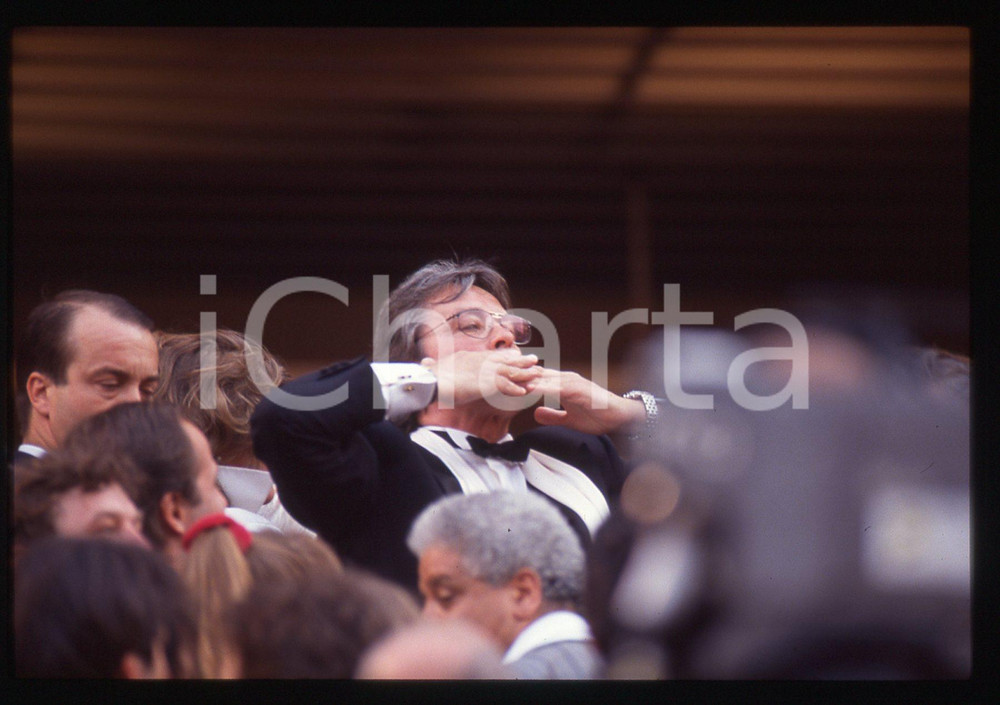 Alain DELON - FESTIVAL CINEMA CANNES 1990 35 mm vintage slide 17 Diapositiva originale, in formato 35 mm.Per i diritti rivolgersi a ICharta.E' severamente vietata la riproduzione. Tutti i diritti sono riservati.ICharta mette in vendita, sul negozio eBay e in esclusiva sul sito "icharta" il proprio archivio composto da numerose diapositive e negativi fotografici d'epoca, tutti originali e autentici, che attraversano la storia del costume tra la fine degli anni Sessanta e Novanta.Si tratta di uno sguardo inedito sull'attualità , la politica, la vita quotidiana, il gossip e la cultura, che fotografa il cambiamento della nazione in quest'ultimo scorcio del XX secolo.Un'occasione unica per il mercato del collezionismo, che vede finalmente disponibile un archivio eccezionale per vastità , tematiche e condizioni, in un settore (il negativo fotografico e la diapositiva) di assoluta novità e dalle interessanti prospettive di investimento. GOOD/buono   originale e autentica 1