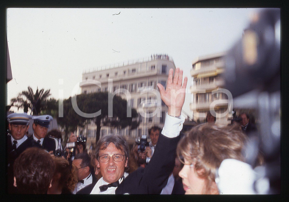 Alain DELON - FESTIVAL CINEMA CANNES 1990 35 mm vintage slide 18 Diapositiva originale, in formato 35 mm.Per i diritti rivolgersi a ICharta.E' severamente vietata la riproduzione. Tutti i diritti sono riservati.ICharta mette in vendita, sul negozio eBay e in esclusiva sul sito "icharta" il proprio archivio composto da numerose diapositive e negativi fotografici d'epoca, tutti originali e autentici, che attraversano la storia del costume tra la fine degli anni Sessanta e Novanta.Si tratta di uno sguardo inedito sull'attualità , la politica, la vita quotidiana, il gossip e la cultura, che fotografa il cambiamento della nazione in quest'ultimo scorcio del XX secolo.Un'occasione unica per il mercato del collezionismo, che vede finalmente disponibile un archivio eccezionale per vastità , tematiche e condizioni, in un settore (il negativo fotografico e la diapositiva) di assoluta novità e dalle interessanti prospettive di investimento. GOOD/buono   originale e autentica 1