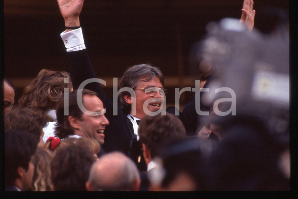 Alain DELON - FESTIVAL CINEMA CANNES 1990 35 mm vintage slide 19 Diapositiva originale, in formato 35 mm.Per i diritti rivolgersi a ICharta.E' severamente vietata la riproduzione. Tutti i diritti sono riservati.ICharta mette in vendita, sul negozio eBay e in esclusiva sul sito "icharta" il proprio archivio composto da numerose diapositive e negativi fotografici d'epoca, tutti originali e autentici, che attraversano la storia del costume tra la fine degli anni Sessanta e Novanta.Si tratta di uno sguardo inedito sull'attualità , la politica, la vita quotidiana, il gossip e la cultura, che fotografa il cambiamento della nazione in quest'ultimo scorcio del XX secolo.Un'occasione unica per il mercato del collezionismo, che vede finalmente disponibile un archivio eccezionale per vastità , tematiche e condizioni, in un settore (il negativo fotografico e la diapositiva) di assoluta novità e dalle interessanti prospettive di investimento. GOOD/buono   originale e autentica 1