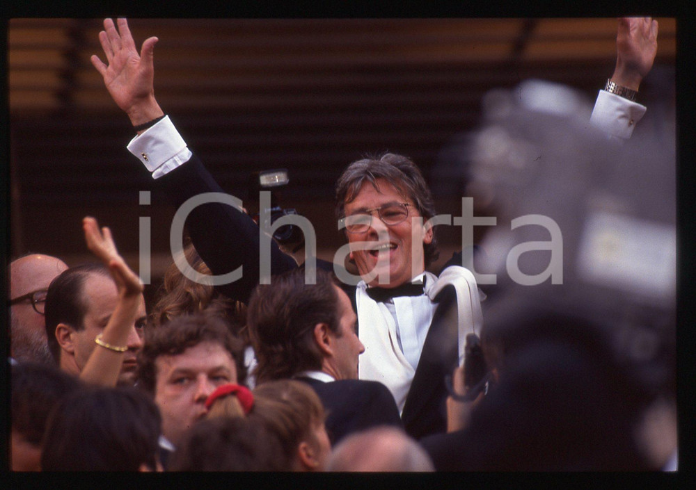 Alain DELON - FESTIVAL CINEMA CANNES 1990 35 mm vintage slide 20 Diapositiva d'epoca, in formato 35 mm.CONDIZIONI: GOODE' severamente vietata la riproduzione. Tutti i diritti sono riservati.Nella diapositiva ICharta mette in vendita, sul negozio eBay e in esclusiva sul sito "icharta" il proprio archivio composto da numerose diapositive e negativi fotografici d'epoca, tutti originali e autentici, che attraversano la storia del costume italiano tra gli la fine degli anni Sessanta e Novanta.Si tratta di uno sguardo inedito sull'attualit&agrave;, la politica, la vita quotidiana, il gossip e la cultura, che fotografa il cambiamento della nazione in quest'ultimo scorcio del XX secolo. Un'occasione unica per il mercato del collezionismo, che vede finalmente disponibile un archivio eccezionale per vastit&agrave;, tematiche e condizioni, in un settore (il negativo fotografico e la diapositiva) di assoluta novit&agrave; e dalle interessanti prospettive di investimento.  GOOD/buono   originale e autentica 1