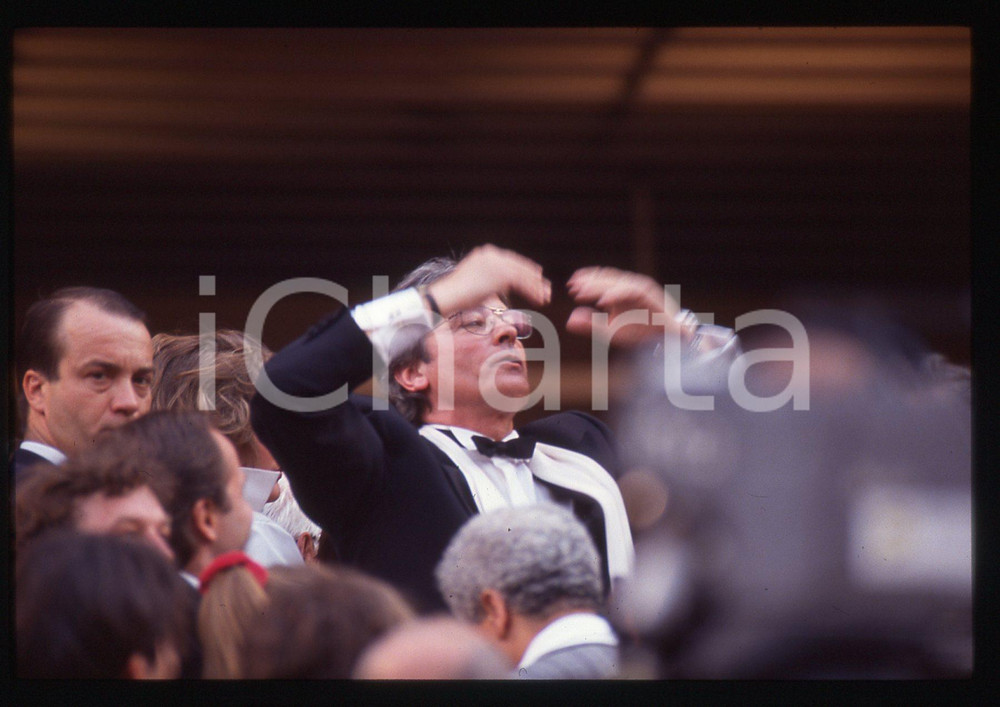 Alain DELON - FESTIVAL CINEMA CANNES 1990 35 mm vintage slide 21 Diapositiva originale, in formato 35 mm.Per i diritti rivolgersi a ICharta.E' severamente vietata la riproduzione. Tutti i diritti sono riservati.ICharta mette in vendita, sul negozio eBay e in esclusiva sul sito "icharta" il proprio archivio composto da numerose diapositive e negativi fotografici d'epoca, tutti originali e autentici, che attraversano la storia del costume tra la fine degli anni Sessanta e Novanta.Si tratta di uno sguardo inedito sull'attualità , la politica, la vita quotidiana, il gossip e la cultura, che fotografa il cambiamento della nazione in quest'ultimo scorcio del XX secolo.Un'occasione unica per il mercato del collezionismo, che vede finalmente disponibile un archivio eccezionale per vastità , tematiche e condizioni, in un settore (il negativo fotografico e la diapositiva) di assoluta novità e dalle interessanti prospettive di investimento. GOOD/buono   originale e autentica 1