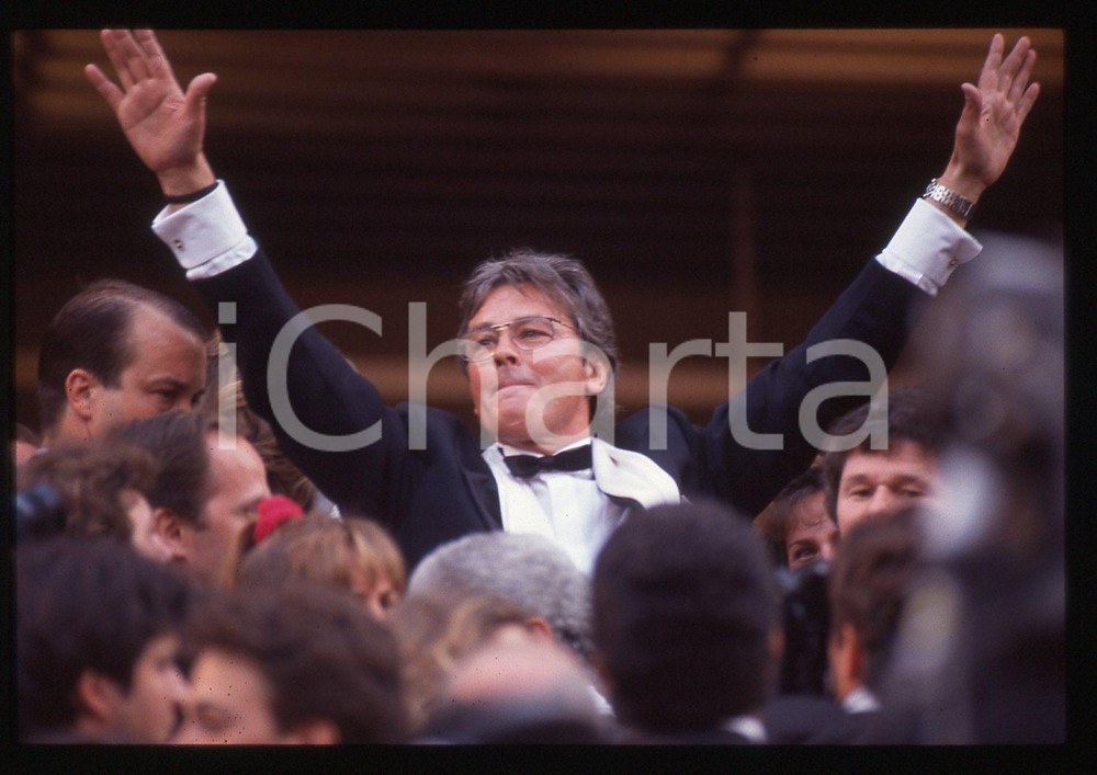 Alain DELON - FESTIVAL CINEMA CANNES 1990 35 mm vintage slide 22 Diapositiva originale, in formato 35 mm.Per i diritti rivolgersi a ICharta.E' severamente vietata la riproduzione. Tutti i diritti sono riservati.ICharta mette in vendita, sul negozio eBay e in esclusiva sul sito "icharta" il proprio archivio composto da numerose diapositive e negativi fotografici d'epoca, tutti originali e autentici, che attraversano la storia del costume tra la fine degli anni Sessanta e Novanta.Si tratta di uno sguardo inedito sull'attualità , la politica, la vita quotidiana, il gossip e la cultura, che fotografa il cambiamento della nazione in quest'ultimo scorcio del XX secolo.Un'occasione unica per il mercato del collezionismo, che vede finalmente disponibile un archivio eccezionale per vastità , tematiche e condizioni, in un settore (il negativo fotografico e la diapositiva) di assoluta novità e dalle interessanti prospettive di investimento. GOOD/buono   originale e autentica 1