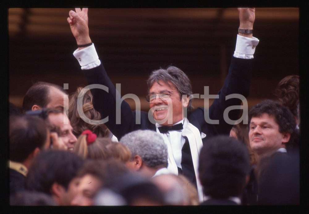 Alain DELON - FESTIVAL CINEMA CANNES 1990 35 mm vintage slide 23 Diapositiva d'epoca, in formato 35 mm.CONDIZIONI: GOODE' severamente vietata la riproduzione. Tutti i diritti sono riservati.Nella diapositiva ICharta mette in vendita, sul negozio eBay e in esclusiva sul sito "icharta" il proprio archivio composto da numerose diapositive e negativi fotografici d'epoca, tutti originali e autentici, che attraversano la storia del costume italiano tra gli la fine degli anni Sessanta e Novanta.Si tratta di uno sguardo inedito sull'attualit&agrave;, la politica, la vita quotidiana, il gossip e la cultura, che fotografa il cambiamento della nazione in quest'ultimo scorcio del XX secolo. Un'occasione unica per il mercato del collezionismo, che vede finalmente disponibile un archivio eccezionale per vastit&agrave;, tematiche e condizioni, in un settore (il negativo fotografico e la diapositiva) di assoluta novit&agrave; e dalle interessanti prospettive di investimento.  GOOD/buono   originale e autentica 1