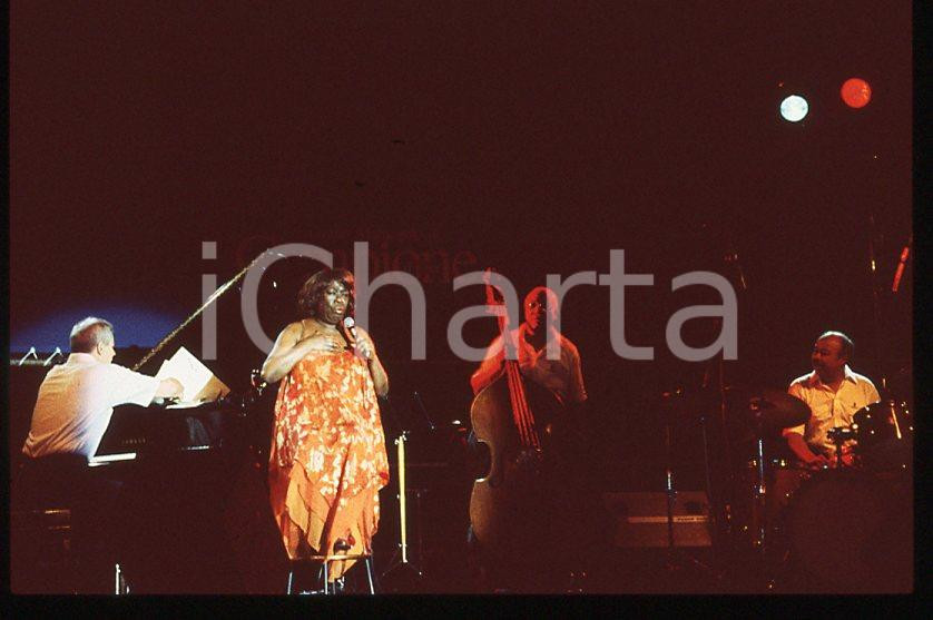 Sarah VAUGHAN jazz singer - Casinò di CAMPIONE 1985 ca *35 mm vintage slide (1) Diapositiva d'epoca, in formato 35 mm.Per i diritti rivolgersi a ICharta.E' severamente vietata la riproduzione. Tutti i diritti sono riservati.ICharta mette in vendita, sul negozio eBay e in esclusiva sul sito "icharta" il proprio archivio composto da numerose diapositive e negativi fotografici d'epoca, tutti originali e autentici, che attraversano la storia del costume tra la fine degli anni Sessanta e Novanta.Si tratta di uno sguardo inedito sull'attualità, la politica, la vita quotidiana, il gossip e la cultura, che fotografa il cambiamento della nazione in quest'ultimo scorcio del XX secolo. Un'occasione unica per il mercato del collezionismo, che vede finalmente disponibile un archivio eccezionale per vastità, tematiche e condizioni, in un settore (il negativo fotografico e la diapositiva) di assoluta novità e dalle interessanti prospettive di investimento.  GOOD/buono   originale e autentica 1