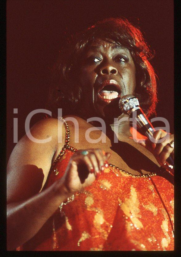 Sarah VAUGHAN jazz singer - Casinò di CAMPIONE 1985 ca *35 mm vintage slide (5) Diapositiva d'epoca, in formato 35 mm.Per i diritti rivolgersi a ICharta.E' severamente vietata la riproduzione. Tutti i diritti sono riservati.ICharta mette in vendita, sul negozio eBay e in esclusiva sul sito "icharta" il proprio archivio composto da numerose diapositive e negativi fotografici d'epoca, tutti originali e autentici, che attraversano la storia del costume tra la fine degli anni Sessanta e Novanta.Si tratta di uno sguardo inedito sull'attualità, la politica, la vita quotidiana, il gossip e la cultura, che fotografa il cambiamento della nazione in quest'ultimo scorcio del XX secolo. Un'occasione unica per il mercato del collezionismo, che vede finalmente disponibile un archivio eccezionale per vastità, tematiche e condizioni, in un settore (il negativo fotografico e la diapositiva) di assoluta novità e dalle interessanti prospettive di investimento.  GOOD/buono   originale e autentica 1