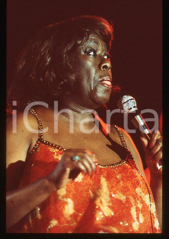 Sarah VAUGHAN jazz singer - Casinò di CAMPIONE 1985 ca *35 mm vintage slide (4) Diapositiva d'epoca, in formato 35 mm.Per i diritti rivolgersi a ICharta.E' severamente vietata la riproduzione. Tutti i diritti sono riservati.ICharta mette in vendita, sul negozio eBay e in esclusiva sul sito "icharta" il proprio archivio composto da numerose diapositive e negativi fotografici d'epoca, tutti originali e autentici, che attraversano la storia del costume tra la fine degli anni Sessanta e Novanta.Si tratta di uno sguardo inedito sull'attualità, la politica, la vita quotidiana, il gossip e la cultura, che fotografa il cambiamento della nazione in quest'ultimo scorcio del XX secolo. Un'occasione unica per il mercato del collezionismo, che vede finalmente disponibile un archivio eccezionale per vastità, tematiche e condizioni, in un settore (il negativo fotografico e la diapositiva) di assoluta novità e dalle interessanti prospettive di investimento.  GOOD/buono   originale e autentica 1