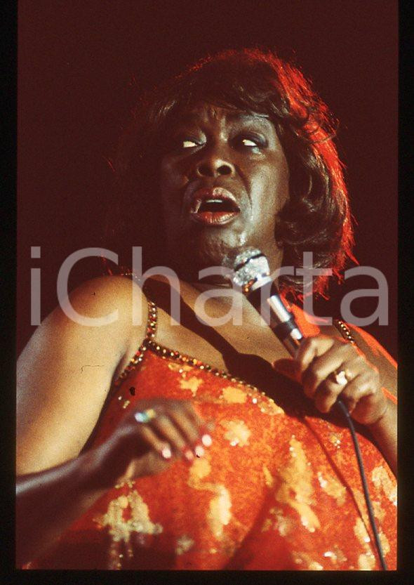 Sarah VAUGHAN jazz singer - Casinò di CAMPIONE 1985 ca *35 mm vintage slide (3) Diapositiva d'epoca, in formato 35 mm.Per i diritti rivolgersi a ICharta.E' severamente vietata la riproduzione. Tutti i diritti sono riservati.ICharta mette in vendita, sul negozio eBay e in esclusiva sul sito "icharta" il proprio archivio composto da numerose diapositive e negativi fotografici d'epoca, tutti originali e autentici, che attraversano la storia del costume tra la fine degli anni Sessanta e Novanta.Si tratta di uno sguardo inedito sull'attualità, la politica, la vita quotidiana, il gossip e la cultura, che fotografa il cambiamento della nazione in quest'ultimo scorcio del XX secolo. Un'occasione unica per il mercato del collezionismo, che vede finalmente disponibile un archivio eccezionale per vastità, tematiche e condizioni, in un settore (il negativo fotografico e la diapositiva) di assoluta novità e dalle interessanti prospettive di investimento.  GOOD/buono   originale e autentica 1