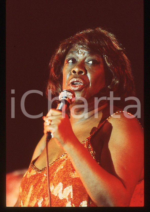 Sarah VAUGHAN jazz singer - Casinò di CAMPIONE 1985 ca *35 mm vintage slide (6) Diapositiva d'epoca, in formato 35 mm.Per i diritti rivolgersi a ICharta.E' severamente vietata la riproduzione. Tutti i diritti sono riservati.ICharta mette in vendita, sul negozio eBay e in esclusiva sul sito "icharta" il proprio archivio composto da numerose diapositive e negativi fotografici d'epoca, tutti originali e autentici, che attraversano la storia del costume tra la fine degli anni Sessanta e Novanta.Si tratta di uno sguardo inedito sull'attualità, la politica, la vita quotidiana, il gossip e la cultura, che fotografa il cambiamento della nazione in quest'ultimo scorcio del XX secolo. Un'occasione unica per il mercato del collezionismo, che vede finalmente disponibile un archivio eccezionale per vastità, tematiche e condizioni, in un settore (il negativo fotografico e la diapositiva) di assoluta novità e dalle interessanti prospettive di investimento.  GOOD/buono   originale e autentica 1
