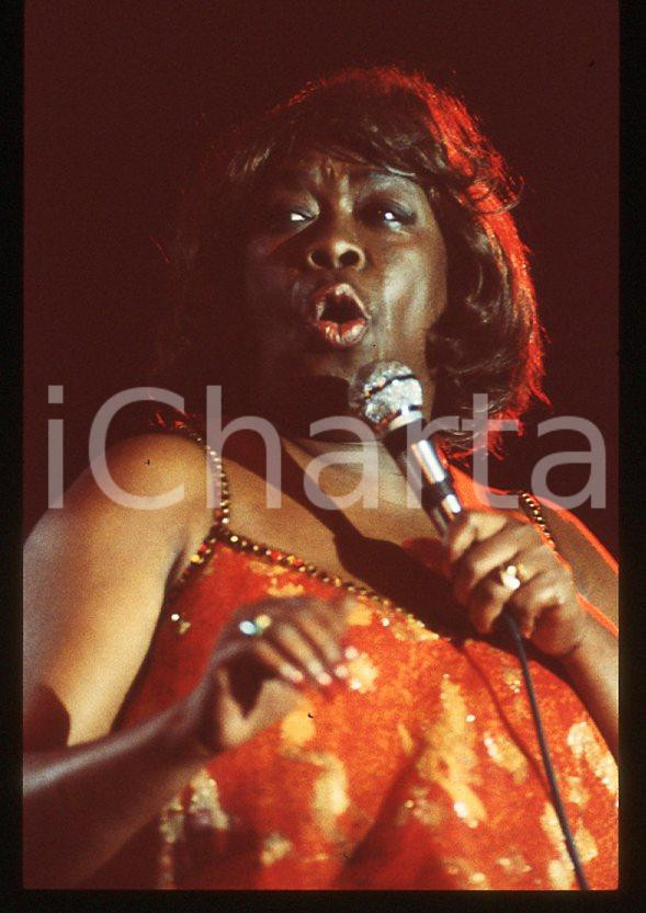Sarah VAUGHAN jazz singer - Casinò di CAMPIONE 1985 ca *35 mm vintage slide (7) Diapositiva d'epoca, in formato 35 mm.Per i diritti rivolgersi a ICharta.E' severamente vietata la riproduzione. Tutti i diritti sono riservati.ICharta mette in vendita, sul negozio eBay e in esclusiva sul sito "icharta" il proprio archivio composto da numerose diapositive e negativi fotografici d'epoca, tutti originali e autentici, che attraversano la storia del costume tra la fine degli anni Sessanta e Novanta.Si tratta di uno sguardo inedito sull'attualità, la politica, la vita quotidiana, il gossip e la cultura, che fotografa il cambiamento della nazione in quest'ultimo scorcio del XX secolo. Un'occasione unica per il mercato del collezionismo, che vede finalmente disponibile un archivio eccezionale per vastità, tematiche e condizioni, in un settore (il negativo fotografico e la diapositiva) di assoluta novità e dalle interessanti prospettive di investimento.  GOOD/buono   originale e autentica 1