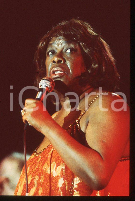 Sarah VAUGHAN jazz singer - Casinò di CAMPIONE 1985 ca *35 mm vintage slide (9) Diapositiva d'epoca, in formato 35 mm.Per i diritti rivolgersi a ICharta.E' severamente vietata la riproduzione. Tutti i diritti sono riservati.ICharta mette in vendita, sul negozio eBay e in esclusiva sul sito "icharta" il proprio archivio composto da numerose diapositive e negativi fotografici d'epoca, tutti originali e autentici, che attraversano la storia del costume tra la fine degli anni Sessanta e Novanta.Si tratta di uno sguardo inedito sull'attualità, la politica, la vita quotidiana, il gossip e la cultura, che fotografa il cambiamento della nazione in quest'ultimo scorcio del XX secolo. Un'occasione unica per il mercato del collezionismo, che vede finalmente disponibile un archivio eccezionale per vastità, tematiche e condizioni, in un settore (il negativo fotografico e la diapositiva) di assoluta novità e dalle interessanti prospettive di investimento.  GOOD/buono   originale e autentica 1