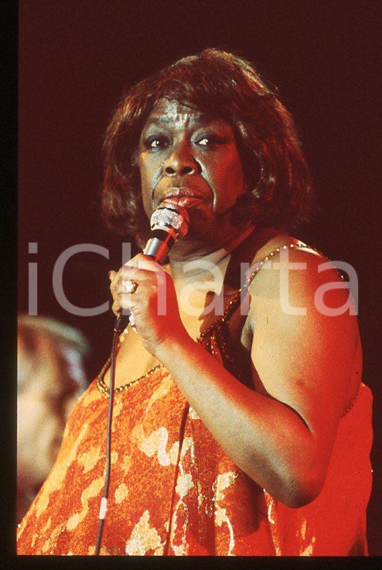 Sarah VAUGHAN jazz singer - Casinò di CAMPIONE 1985 ca *35 mm vintage slide (8) Diapositiva d'epoca, in formato 35 mm.Per i diritti rivolgersi a ICharta.E' severamente vietata la riproduzione. Tutti i diritti sono riservati.ICharta mette in vendita, sul negozio eBay e in esclusiva sul sito "icharta" il proprio archivio composto da numerose diapositive e negativi fotografici d'epoca, tutti originali e autentici, che attraversano la storia del costume tra la fine degli anni Sessanta e Novanta.Si tratta di uno sguardo inedito sull'attualità, la politica, la vita quotidiana, il gossip e la cultura, che fotografa il cambiamento della nazione in quest'ultimo scorcio del XX secolo. Un'occasione unica per il mercato del collezionismo, che vede finalmente disponibile un archivio eccezionale per vastità, tematiche e condizioni, in un settore (il negativo fotografico e la diapositiva) di assoluta novità e dalle interessanti prospettive di investimento.  GOOD/buono   originale e autentica 1