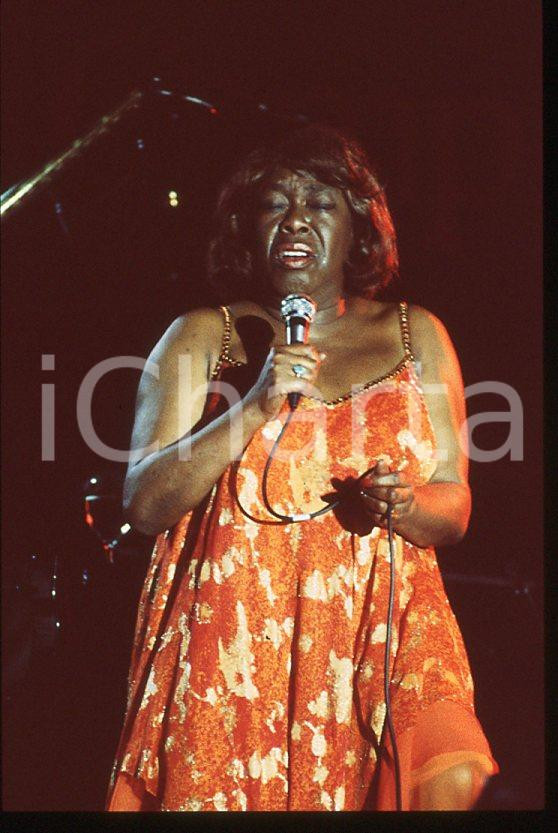Sarah VAUGHAN jazz singer - Casinò di CAMPIONE 1985 ca *35 mm vintage slide (11) Diapositiva d'epoca, in formato 35 mm.Per i diritti rivolgersi a ICharta.E' severamente vietata la riproduzione. Tutti i diritti sono riservati.ICharta mette in vendita, sul negozio eBay e in esclusiva sul sito "icharta" il proprio archivio composto da numerose diapositive e negativi fotografici d'epoca, tutti originali e autentici, che attraversano la storia del costume tra la fine degli anni Sessanta e Novanta.Si tratta di uno sguardo inedito sull'attualità, la politica, la vita quotidiana, il gossip e la cultura, che fotografa il cambiamento della nazione in quest'ultimo scorcio del XX secolo. Un'occasione unica per il mercato del collezionismo, che vede finalmente disponibile un archivio eccezionale per vastità, tematiche e condizioni, in un settore (il negativo fotografico e la diapositiva) di assoluta novità e dalle interessanti prospettive di investimento.  GOOD/buono   originale e autentica 1