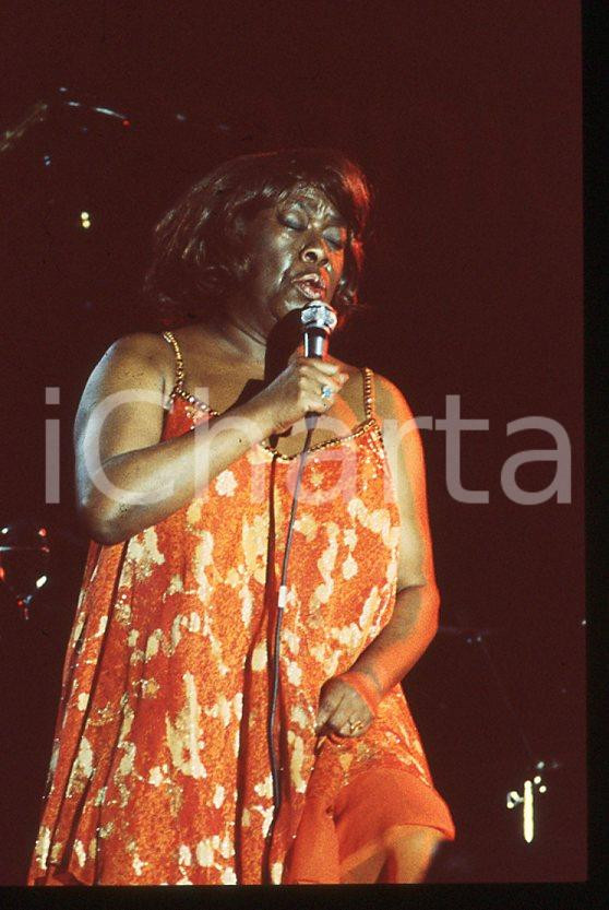 Sarah VAUGHAN jazz singer - Casinò di CAMPIONE 1985 ca *35 mm vintage slide (14) Diapositiva d'epoca, in formato 35 mm.Per i diritti rivolgersi a ICharta.E' severamente vietata la riproduzione. Tutti i diritti sono riservati.ICharta mette in vendita, sul negozio eBay e in esclusiva sul sito "icharta" il proprio archivio composto da numerose diapositive e negativi fotografici d'epoca, tutti originali e autentici, che attraversano la storia del costume tra la fine degli anni Sessanta e Novanta.Si tratta di uno sguardo inedito sull'attualità, la politica, la vita quotidiana, il gossip e la cultura, che fotografa il cambiamento della nazione in quest'ultimo scorcio del XX secolo. Un'occasione unica per il mercato del collezionismo, che vede finalmente disponibile un archivio eccezionale per vastità, tematiche e condizioni, in un settore (il negativo fotografico e la diapositiva) di assoluta novità e dalle interessanti prospettive di investimento.  GOOD/buono   originale e autentica 1