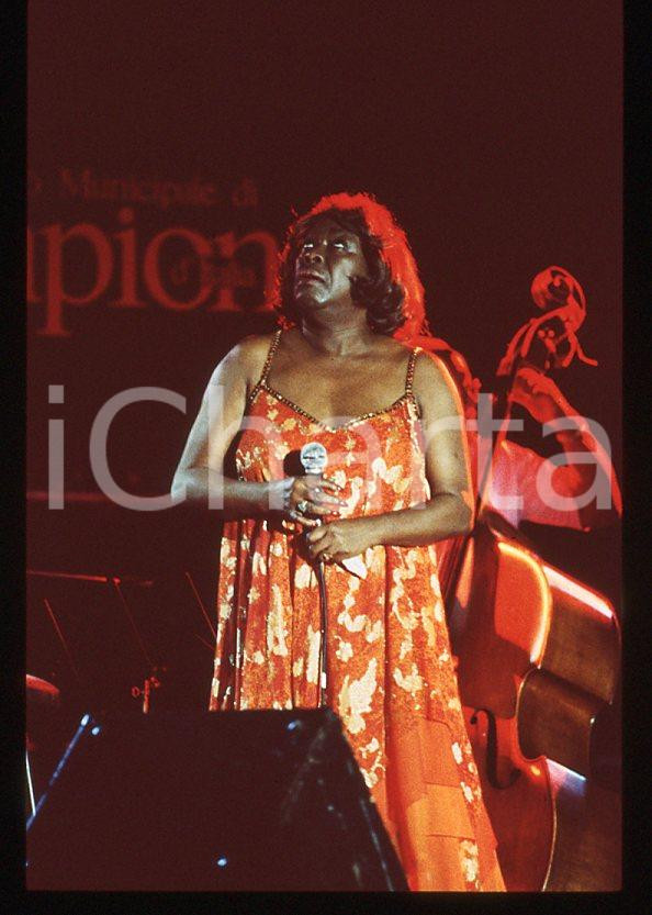 Sarah VAUGHAN jazz singer - Casinò di CAMPIONE 1985 ca *35 mm vintage slide (13) Diapositiva d'epoca, in formato 35 mm.Per i diritti rivolgersi a ICharta.E' severamente vietata la riproduzione. Tutti i diritti sono riservati.ICharta mette in vendita, sul negozio eBay e in esclusiva sul sito "icharta" il proprio archivio composto da numerose diapositive e negativi fotografici d'epoca, tutti originali e autentici, che attraversano la storia del costume tra la fine degli anni Sessanta e Novanta.Si tratta di uno sguardo inedito sull'attualità, la politica, la vita quotidiana, il gossip e la cultura, che fotografa il cambiamento della nazione in quest'ultimo scorcio del XX secolo. Un'occasione unica per il mercato del collezionismo, che vede finalmente disponibile un archivio eccezionale per vastità, tematiche e condizioni, in un settore (il negativo fotografico e la diapositiva) di assoluta novità e dalle interessanti prospettive di investimento.  GOOD/buono   originale e autentica 1