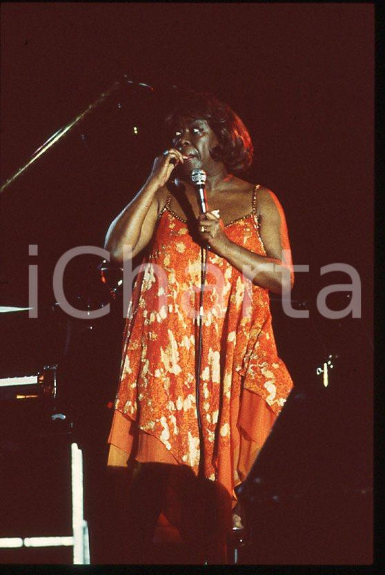 Sarah VAUGHAN jazz singer - Casinò di CAMPIONE 1985 ca *35 mm vintage slide (12) Diapositiva d'epoca, in formato 35 mm.Per i diritti rivolgersi a ICharta.E' severamente vietata la riproduzione. Tutti i diritti sono riservati.ICharta mette in vendita, sul negozio eBay e in esclusiva sul sito "icharta" il proprio archivio composto da numerose diapositive e negativi fotografici d'epoca, tutti originali e autentici, che attraversano la storia del costume tra la fine degli anni Sessanta e Novanta.Si tratta di uno sguardo inedito sull'attualità, la politica, la vita quotidiana, il gossip e la cultura, che fotografa il cambiamento della nazione in quest'ultimo scorcio del XX secolo. Un'occasione unica per il mercato del collezionismo, che vede finalmente disponibile un archivio eccezionale per vastità, tematiche e condizioni, in un settore (il negativo fotografico e la diapositiva) di assoluta novità e dalle interessanti prospettive di investimento.  GOOD/buono   originale e autentica 1