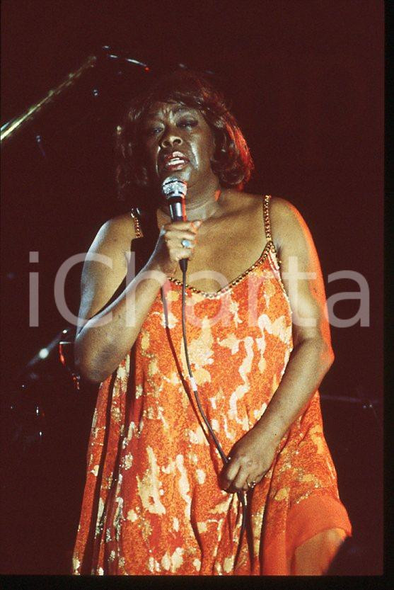 Sarah VAUGHAN jazz singer - Casinò di CAMPIONE 1985 ca *35 mm vintage slide (10) Diapositiva d'epoca, in formato 35 mm.Per i diritti rivolgersi a ICharta.E' severamente vietata la riproduzione. Tutti i diritti sono riservati.ICharta mette in vendita, sul negozio eBay e in esclusiva sul sito "icharta" il proprio archivio composto da numerose diapositive e negativi fotografici d'epoca, tutti originali e autentici, che attraversano la storia del costume tra la fine degli anni Sessanta e Novanta.Si tratta di uno sguardo inedito sull'attualità, la politica, la vita quotidiana, il gossip e la cultura, che fotografa il cambiamento della nazione in quest'ultimo scorcio del XX secolo. Un'occasione unica per il mercato del collezionismo, che vede finalmente disponibile un archivio eccezionale per vastità, tematiche e condizioni, in un settore (il negativo fotografico e la diapositiva) di assoluta novità e dalle interessanti prospettive di investimento.  GOOD/buono   originale e autentica 1