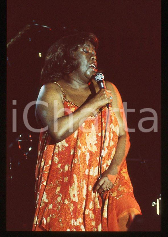 Sarah VAUGHAN jazz singer - Casinò di CAMPIONE 1985 ca *35 mm vintage slide (15) Diapositiva d'epoca, in formato 35 mm.Per i diritti rivolgersi a ICharta.E' severamente vietata la riproduzione. Tutti i diritti sono riservati.ICharta mette in vendita, sul negozio eBay e in esclusiva sul sito "icharta" il proprio archivio composto da numerose diapositive e negativi fotografici d'epoca, tutti originali e autentici, che attraversano la storia del costume tra la fine degli anni Sessanta e Novanta.Si tratta di uno sguardo inedito sull'attualità, la politica, la vita quotidiana, il gossip e la cultura, che fotografa il cambiamento della nazione in quest'ultimo scorcio del XX secolo. Un'occasione unica per il mercato del collezionismo, che vede finalmente disponibile un archivio eccezionale per vastità, tematiche e condizioni, in un settore (il negativo fotografico e la diapositiva) di assoluta novità e dalle interessanti prospettive di investimento.  GOOD/buono   originale e autentica 1