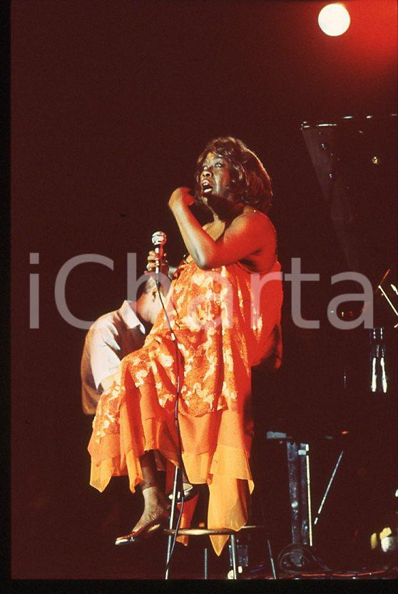 Sarah VAUGHAN jazz singer - Casinò di CAMPIONE 1985 ca *35 mm vintage slide (17) Diapositiva d'epoca, in formato 35 mm.Per i diritti rivolgersi a ICharta.E' severamente vietata la riproduzione. Tutti i diritti sono riservati.ICharta mette in vendita, sul negozio eBay e in esclusiva sul sito "icharta" il proprio archivio composto da numerose diapositive e negativi fotografici d'epoca, tutti originali e autentici, che attraversano la storia del costume tra la fine degli anni Sessanta e Novanta.Si tratta di uno sguardo inedito sull'attualità, la politica, la vita quotidiana, il gossip e la cultura, che fotografa il cambiamento della nazione in quest'ultimo scorcio del XX secolo. Un'occasione unica per il mercato del collezionismo, che vede finalmente disponibile un archivio eccezionale per vastità, tematiche e condizioni, in un settore (il negativo fotografico e la diapositiva) di assoluta novità e dalle interessanti prospettive di investimento.  GOOD/buono   originale e autentica 1