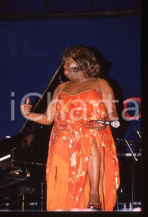 Sarah VAUGHAN jazz singer - Casinò di CAMPIONE 1985 ca *35 mm vintage slide (16) Diapositiva d'epoca, in formato 35 mm.Per i diritti rivolgersi a ICharta.E' severamente vietata la riproduzione. Tutti i diritti sono riservati.ICharta mette in vendita, sul negozio eBay e in esclusiva sul sito "icharta" il proprio archivio composto da numerose diapositive e negativi fotografici d'epoca, tutti originali e autentici, che attraversano la storia del costume tra la fine degli anni Sessanta e Novanta.Si tratta di uno sguardo inedito sull'attualità, la politica, la vita quotidiana, il gossip e la cultura, che fotografa il cambiamento della nazione in quest'ultimo scorcio del XX secolo. Un'occasione unica per il mercato del collezionismo, che vede finalmente disponibile un archivio eccezionale per vastità, tematiche e condizioni, in un settore (il negativo fotografico e la diapositiva) di assoluta novità e dalle interessanti prospettive di investimento.  GOOD/buono   originale e autentica 1