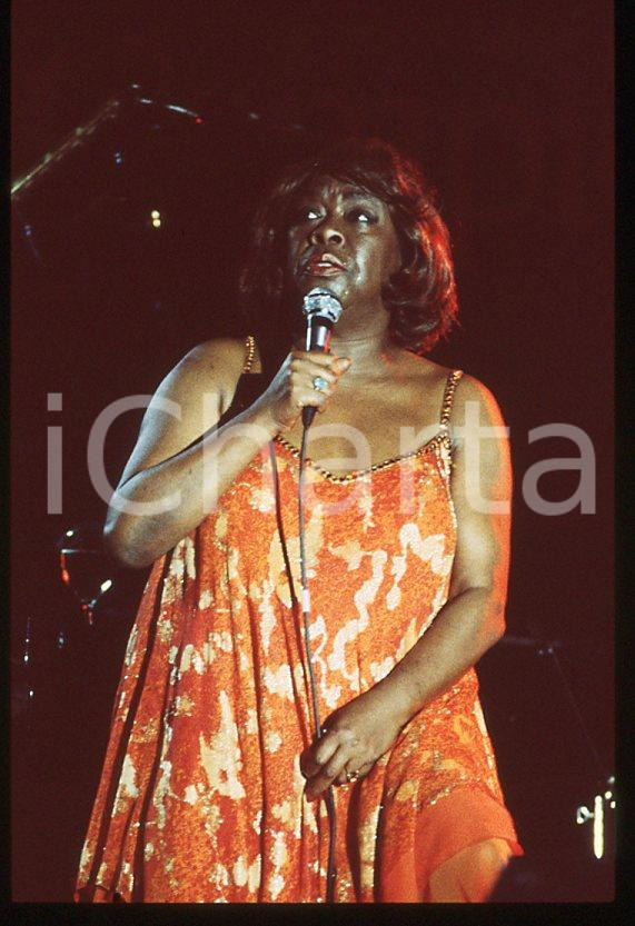 Sarah VAUGHAN jazz singer - Casinò di CAMPIONE 1985 ca *35 mm vintage slide (18) Diapositiva d'epoca, in formato 35 mm.Per i diritti rivolgersi a ICharta.E' severamente vietata la riproduzione. Tutti i diritti sono riservati.ICharta mette in vendita, sul negozio eBay e in esclusiva sul sito "icharta" il proprio archivio composto da numerose diapositive e negativi fotografici d'epoca, tutti originali e autentici, che attraversano la storia del costume tra la fine degli anni Sessanta e Novanta.Si tratta di uno sguardo inedito sull'attualità, la politica, la vita quotidiana, il gossip e la cultura, che fotografa il cambiamento della nazione in quest'ultimo scorcio del XX secolo. Un'occasione unica per il mercato del collezionismo, che vede finalmente disponibile un archivio eccezionale per vastità, tematiche e condizioni, in un settore (il negativo fotografico e la diapositiva) di assoluta novità e dalle interessanti prospettive di investimento.  GOOD/buono   originale e autentica 1