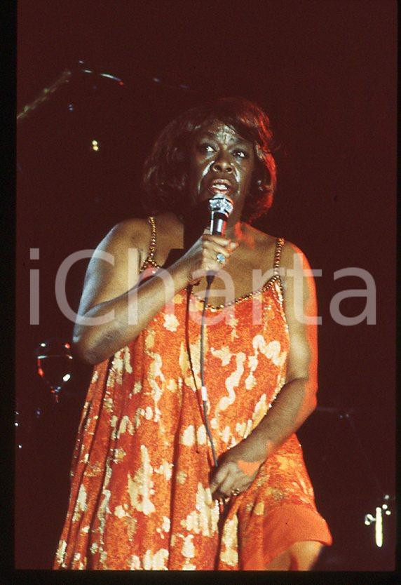 Sarah VAUGHAN jazz singer - Casinò di CAMPIONE 1985 ca *35 mm vintage slide (19) Diapositiva d'epoca, in formato 35 mm.Per i diritti rivolgersi a ICharta.E' severamente vietata la riproduzione. Tutti i diritti sono riservati.ICharta mette in vendita, sul negozio eBay e in esclusiva sul sito "icharta" il proprio archivio composto da numerose diapositive e negativi fotografici d'epoca, tutti originali e autentici, che attraversano la storia del costume tra la fine degli anni Sessanta e Novanta.Si tratta di uno sguardo inedito sull'attualità, la politica, la vita quotidiana, il gossip e la cultura, che fotografa il cambiamento della nazione in quest'ultimo scorcio del XX secolo. Un'occasione unica per il mercato del collezionismo, che vede finalmente disponibile un archivio eccezionale per vastità, tematiche e condizioni, in un settore (il negativo fotografico e la diapositiva) di assoluta novità e dalle interessanti prospettive di investimento.  GOOD/buono   originale e autentica 1