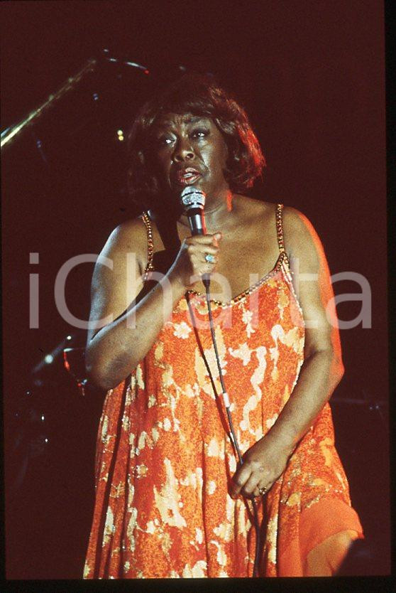 Sarah VAUGHAN jazz singer - Casinò di CAMPIONE 1985 ca *35 mm vintage slide (21) Diapositiva d'epoca, in formato 35 mm.Per i diritti rivolgersi a ICharta.E' severamente vietata la riproduzione. Tutti i diritti sono riservati.ICharta mette in vendita, sul negozio eBay e in esclusiva sul sito "icharta" il proprio archivio composto da numerose diapositive e negativi fotografici d'epoca, tutti originali e autentici, che attraversano la storia del costume tra la fine degli anni Sessanta e Novanta.Si tratta di uno sguardo inedito sull'attualità, la politica, la vita quotidiana, il gossip e la cultura, che fotografa il cambiamento della nazione in quest'ultimo scorcio del XX secolo. Un'occasione unica per il mercato del collezionismo, che vede finalmente disponibile un archivio eccezionale per vastità, tematiche e condizioni, in un settore (il negativo fotografico e la diapositiva) di assoluta novità e dalle interessanti prospettive di investimento.  GOOD/buono   originale e autentica 1