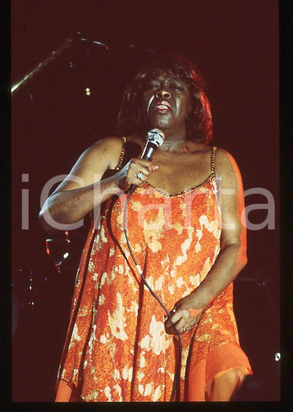 Sarah VAUGHAN jazz singer - Casinò di CAMPIONE 1985 ca *35 mm vintage slide (20) Diapositiva d'epoca, in formato 35 mm.Per i diritti rivolgersi a ICharta.E' severamente vietata la riproduzione. Tutti i diritti sono riservati.ICharta mette in vendita, sul negozio eBay e in esclusiva sul sito "icharta" il proprio archivio composto da numerose diapositive e negativi fotografici d'epoca, tutti originali e autentici, che attraversano la storia del costume tra la fine degli anni Sessanta e Novanta.Si tratta di uno sguardo inedito sull'attualità, la politica, la vita quotidiana, il gossip e la cultura, che fotografa il cambiamento della nazione in quest'ultimo scorcio del XX secolo. Un'occasione unica per il mercato del collezionismo, che vede finalmente disponibile un archivio eccezionale per vastità, tematiche e condizioni, in un settore (il negativo fotografico e la diapositiva) di assoluta novità e dalle interessanti prospettive di investimento.  GOOD/buono   originale e autentica 1