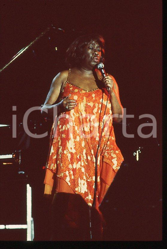Sarah VAUGHAN jazz singer - Casinò di CAMPIONE 1985 ca *35 mm vintage slide (24) Diapositiva d'epoca, in formato 35 mm.Per i diritti rivolgersi a ICharta.E' severamente vietata la riproduzione. Tutti i diritti sono riservati.ICharta mette in vendita, sul negozio eBay e in esclusiva sul sito "icharta" il proprio archivio composto da numerose diapositive e negativi fotografici d'epoca, tutti originali e autentici, che attraversano la storia del costume tra la fine degli anni Sessanta e Novanta.Si tratta di uno sguardo inedito sull'attualità, la politica, la vita quotidiana, il gossip e la cultura, che fotografa il cambiamento della nazione in quest'ultimo scorcio del XX secolo. Un'occasione unica per il mercato del collezionismo, che vede finalmente disponibile un archivio eccezionale per vastità, tematiche e condizioni, in un settore (il negativo fotografico e la diapositiva) di assoluta novità e dalle interessanti prospettive di investimento.  GOOD/buono   originale e autentica 1