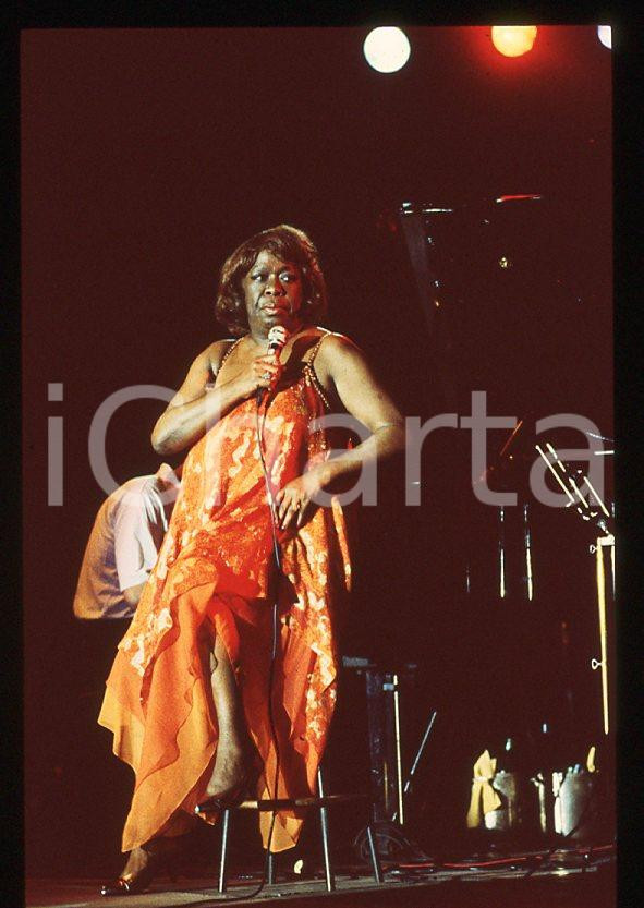 Sarah VAUGHAN jazz singer - Casinò di CAMPIONE 1985 ca *35 mm vintage slide (23) Diapositiva d'epoca, in formato 35 mm.Per i diritti rivolgersi a ICharta.E' severamente vietata la riproduzione. Tutti i diritti sono riservati.ICharta mette in vendita, sul negozio eBay e in esclusiva sul sito "icharta" il proprio archivio composto da numerose diapositive e negativi fotografici d'epoca, tutti originali e autentici, che attraversano la storia del costume tra la fine degli anni Sessanta e Novanta.Si tratta di uno sguardo inedito sull'attualità, la politica, la vita quotidiana, il gossip e la cultura, che fotografa il cambiamento della nazione in quest'ultimo scorcio del XX secolo. Un'occasione unica per il mercato del collezionismo, che vede finalmente disponibile un archivio eccezionale per vastità, tematiche e condizioni, in un settore (il negativo fotografico e la diapositiva) di assoluta novità e dalle interessanti prospettive di investimento.  GOOD/buono   originale e autentica 1