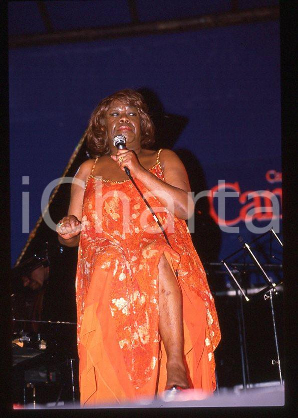 Sarah VAUGHAN jazz singer - Casinò di CAMPIONE 1985 ca *35 mm vintage slide (22) Diapositiva d'epoca, in formato 35 mm.Per i diritti rivolgersi a ICharta.E' severamente vietata la riproduzione. Tutti i diritti sono riservati.ICharta mette in vendita, sul negozio eBay e in esclusiva sul sito "icharta" il proprio archivio composto da numerose diapositive e negativi fotografici d'epoca, tutti originali e autentici, che attraversano la storia del costume tra la fine degli anni Sessanta e Novanta.Si tratta di uno sguardo inedito sull'attualità, la politica, la vita quotidiana, il gossip e la cultura, che fotografa il cambiamento della nazione in quest'ultimo scorcio del XX secolo. Un'occasione unica per il mercato del collezionismo, che vede finalmente disponibile un archivio eccezionale per vastità, tematiche e condizioni, in un settore (il negativo fotografico e la diapositiva) di assoluta novità e dalle interessanti prospettive di investimento.  GOOD/buono   originale e autentica 1