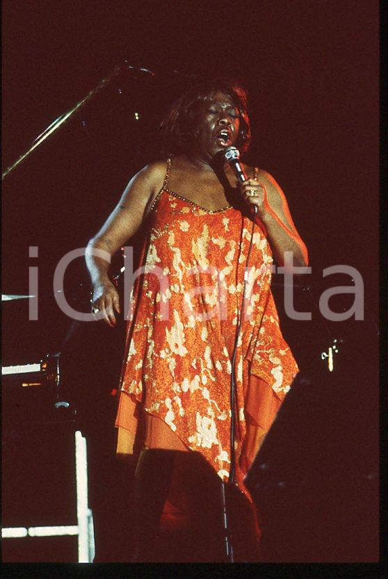 Sarah VAUGHAN jazz singer - Casinò di CAMPIONE 1985 ca *35 mm vintage slide (25) Diapositiva d'epoca, in formato 35 mm.Per i diritti rivolgersi a ICharta.E' severamente vietata la riproduzione. Tutti i diritti sono riservati.ICharta mette in vendita, sul negozio eBay e in esclusiva sul sito "icharta" il proprio archivio composto da numerose diapositive e negativi fotografici d'epoca, tutti originali e autentici, che attraversano la storia del costume tra la fine degli anni Sessanta e Novanta.Si tratta di uno sguardo inedito sull'attualità, la politica, la vita quotidiana, il gossip e la cultura, che fotografa il cambiamento della nazione in quest'ultimo scorcio del XX secolo. Un'occasione unica per il mercato del collezionismo, che vede finalmente disponibile un archivio eccezionale per vastità, tematiche e condizioni, in un settore (il negativo fotografico e la diapositiva) di assoluta novità e dalle interessanti prospettive di investimento.  GOOD/buono   originale e autentica 1