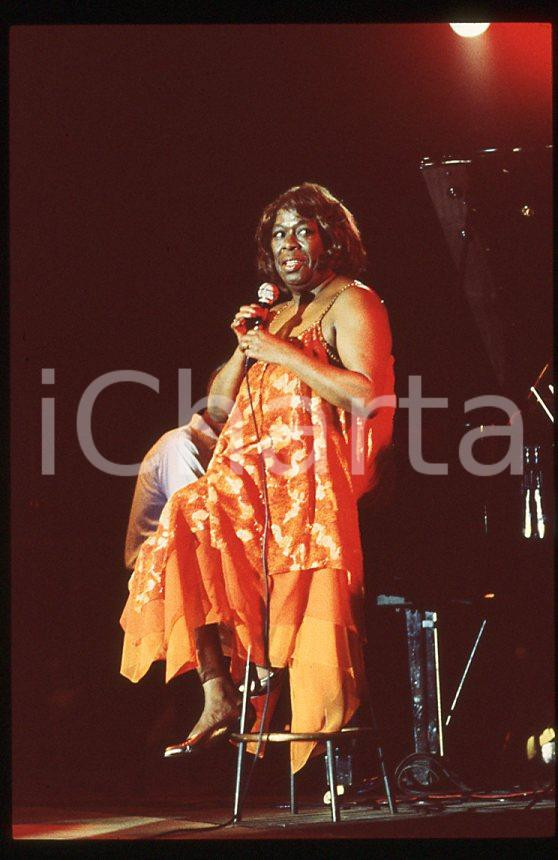Sarah VAUGHAN jazz singer - Casinò di CAMPIONE 1985 ca *35 mm vintage slide (26) Diapositiva d'epoca, in formato 35 mm.Per i diritti rivolgersi a ICharta.E' severamente vietata la riproduzione. Tutti i diritti sono riservati.ICharta mette in vendita, sul negozio eBay e in esclusiva sul sito "icharta" il proprio archivio composto da numerose diapositive e negativi fotografici d'epoca, tutti originali e autentici, che attraversano la storia del costume tra la fine degli anni Sessanta e Novanta.Si tratta di uno sguardo inedito sull'attualità, la politica, la vita quotidiana, il gossip e la cultura, che fotografa il cambiamento della nazione in quest'ultimo scorcio del XX secolo. Un'occasione unica per il mercato del collezionismo, che vede finalmente disponibile un archivio eccezionale per vastità, tematiche e condizioni, in un settore (il negativo fotografico e la diapositiva) di assoluta novità e dalle interessanti prospettive di investimento.  GOOD/buono   originale e autentica 1