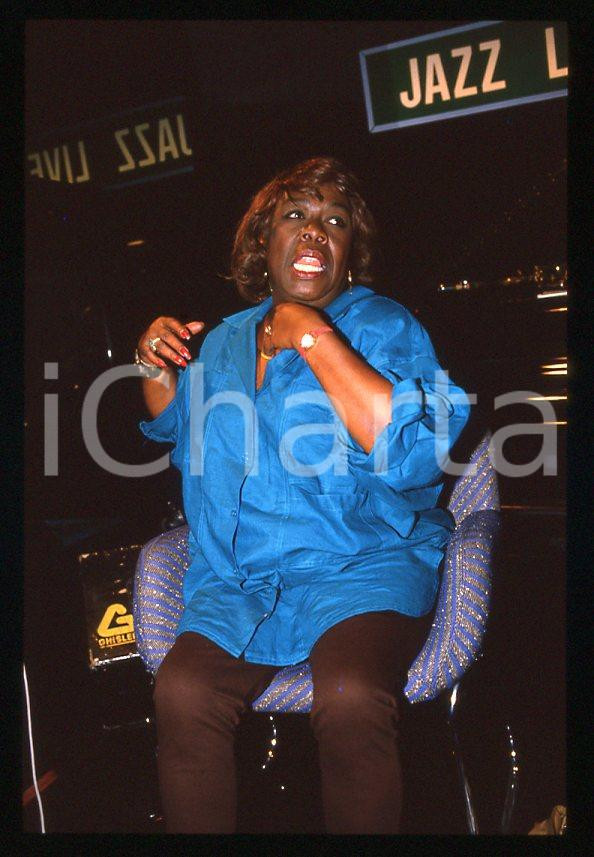 Sarah VAUGHAN jazz singer - BOBADILLA DALMINE 1985 ca *35 mm vintage slide (4) Diapositiva d'epoca, in formato 35 mm.Si tratta del concerto di Sarah Vaughan al Bobadilla Feeling Club di Dalmine (BG).Per i diritti rivolgersi a ICharta.E' severamente vietata la riproduzione. Tutti i diritti sono riservati.ICharta mette in vendita, sul negozio eBay e in esclusiva sul sito "icharta" il proprio archivio composto da numerose diapositive e negativi fotografici d'epoca, tutti originali e autentici, che attraversano la storia del costume tra la fine degli anni Sessanta e Novanta.Si tratta di uno sguardo inedito sull'attualità, la politica, la vita quotidiana, il gossip e la cultura, che fotografa il cambiamento della nazione in quest'ultimo scorcio del XX secolo. Un'occasione unica per il mercato del collezionismo, che vede finalmente disponibile un archivio eccezionale per vastità, tematiche e condizioni, in un settore (il negativo fotografico e la diapositiva) di assoluta novità e dalle interessanti prospettive di investimento.  GOOD/buono   originale e autentica 1