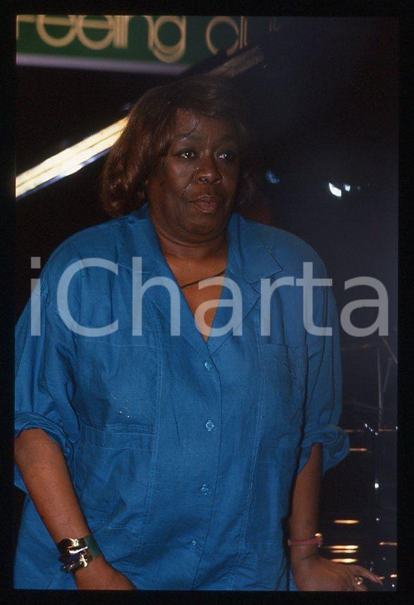 Sarah VAUGHAN jazz singer - BOBADILLA DALMINE 1985 ca *35 mm vintage slide (8) Diapositiva d'epoca, in formato 35 mm.Si tratta del concerto di Sarah Vaughan al Bobadilla Feeling Club di Dalmine (BG).Per i diritti rivolgersi a ICharta.E' severamente vietata la riproduzione. Tutti i diritti sono riservati.ICharta mette in vendita, sul negozio eBay e in esclusiva sul sito "icharta" il proprio archivio composto da numerose diapositive e negativi fotografici d'epoca, tutti originali e autentici, che attraversano la storia del costume tra la fine degli anni Sessanta e Novanta.Si tratta di uno sguardo inedito sull'attualità, la politica, la vita quotidiana, il gossip e la cultura, che fotografa il cambiamento della nazione in quest'ultimo scorcio del XX secolo. Un'occasione unica per il mercato del collezionismo, che vede finalmente disponibile un archivio eccezionale per vastità, tematiche e condizioni, in un settore (il negativo fotografico e la diapositiva) di assoluta novità e dalle interessanti prospettive di investimento.  GOOD/buono   originale e autentica 1
