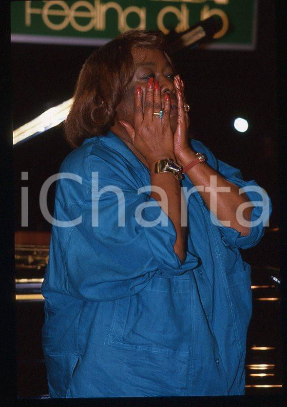 Sarah VAUGHAN jazz singer - BOBADILLA DALMINE 1985 ca *35 mm vintage slide (7) Diapositiva d'epoca, in formato 35 mm.Si tratta del concerto di Sarah Vaughan al Bobadilla Feeling Club di Dalmine (BG).Per i diritti rivolgersi a ICharta.E' severamente vietata la riproduzione. Tutti i diritti sono riservati.ICharta mette in vendita, sul negozio eBay e in esclusiva sul sito "icharta" il proprio archivio composto da numerose diapositive e negativi fotografici d'epoca, tutti originali e autentici, che attraversano la storia del costume tra la fine degli anni Sessanta e Novanta.Si tratta di uno sguardo inedito sull'attualità, la politica, la vita quotidiana, il gossip e la cultura, che fotografa il cambiamento della nazione in quest'ultimo scorcio del XX secolo. Un'occasione unica per il mercato del collezionismo, che vede finalmente disponibile un archivio eccezionale per vastità, tematiche e condizioni, in un settore (il negativo fotografico e la diapositiva) di assoluta novità e dalle interessanti prospettive di investimento.  GOOD/buono   originale e autentica 1