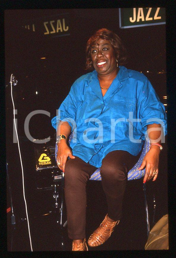 Sarah VAUGHAN jazz singer - BOBADILLA DALMINE 1985 ca *35 mm vintage slide (11) Diapositiva d'epoca, in formato 35 mm.Si tratta del concerto di Sarah Vaughan al Bobadilla Feeling Club di Dalmine (BG).Per i diritti rivolgersi a ICharta.E' severamente vietata la riproduzione. Tutti i diritti sono riservati.ICharta mette in vendita, sul negozio eBay e in esclusiva sul sito "icharta" il proprio archivio composto da numerose diapositive e negativi fotografici d'epoca, tutti originali e autentici, che attraversano la storia del costume tra la fine degli anni Sessanta e Novanta.Si tratta di uno sguardo inedito sull'attualità, la politica, la vita quotidiana, il gossip e la cultura, che fotografa il cambiamento della nazione in quest'ultimo scorcio del XX secolo. Un'occasione unica per il mercato del collezionismo, che vede finalmente disponibile un archivio eccezionale per vastità, tematiche e condizioni, in un settore (il negativo fotografico e la diapositiva) di assoluta novità e dalle interessanti prospettive di investimento.  GOOD/buono   originale e autentica 1