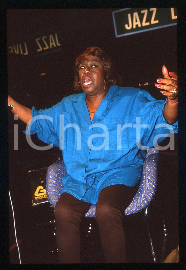 Sarah VAUGHAN jazz singer - BOBADILLA DALMINE 1985 ca *35 mm vintage slide (14) Diapositiva d'epoca, in formato 35 mm.Si tratta del concerto di Sarah Vaughan al Bobadilla Feeling Club di Dalmine (BG).Per i diritti rivolgersi a ICharta.E' severamente vietata la riproduzione. Tutti i diritti sono riservati.ICharta mette in vendita, sul negozio eBay e in esclusiva sul sito "icharta" il proprio archivio composto da numerose diapositive e negativi fotografici d'epoca, tutti originali e autentici, che attraversano la storia del costume tra la fine degli anni Sessanta e Novanta.Si tratta di uno sguardo inedito sull'attualità, la politica, la vita quotidiana, il gossip e la cultura, che fotografa il cambiamento della nazione in quest'ultimo scorcio del XX secolo. Un'occasione unica per il mercato del collezionismo, che vede finalmente disponibile un archivio eccezionale per vastità, tematiche e condizioni, in un settore (il negativo fotografico e la diapositiva) di assoluta novità e dalle interessanti prospettive di investimento.  GOOD/buono   originale e autentica 1