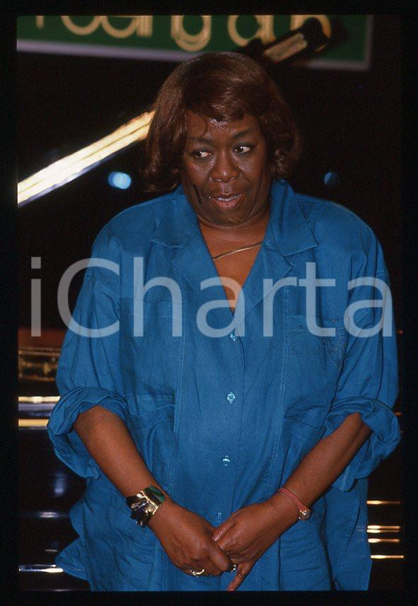 Sarah VAUGHAN jazz singer - BOBADILLA DALMINE 1985 ca *35 mm vintage slide (13) Diapositiva d'epoca, in formato 35 mm.Si tratta del concerto di Sarah Vaughan al Bobadilla Feeling Club di Dalmine (BG).Per i diritti rivolgersi a ICharta.E' severamente vietata la riproduzione. Tutti i diritti sono riservati.ICharta mette in vendita, sul negozio eBay e in esclusiva sul sito "icharta" il proprio archivio composto da numerose diapositive e negativi fotografici d'epoca, tutti originali e autentici, che attraversano la storia del costume tra la fine degli anni Sessanta e Novanta.Si tratta di uno sguardo inedito sull'attualità, la politica, la vita quotidiana, il gossip e la cultura, che fotografa il cambiamento della nazione in quest'ultimo scorcio del XX secolo. Un'occasione unica per il mercato del collezionismo, che vede finalmente disponibile un archivio eccezionale per vastità, tematiche e condizioni, in un settore (il negativo fotografico e la diapositiva) di assoluta novità e dalle interessanti prospettive di investimento.  GOOD/buono   originale e autentica 1