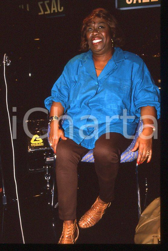 Sarah VAUGHAN jazz singer - BOBADILLA DALMINE 1985 ca *35 mm vintage slide (15) Diapositiva d'epoca, in formato 35 mm.Si tratta del concerto di Sarah Vaughan al Bobadilla Feeling Club di Dalmine (BG).Per i diritti rivolgersi a ICharta.E' severamente vietata la riproduzione. Tutti i diritti sono riservati.ICharta mette in vendita, sul negozio eBay e in esclusiva sul sito "icharta" il proprio archivio composto da numerose diapositive e negativi fotografici d'epoca, tutti originali e autentici, che attraversano la storia del costume tra la fine degli anni Sessanta e Novanta.Si tratta di uno sguardo inedito sull'attualità, la politica, la vita quotidiana, il gossip e la cultura, che fotografa il cambiamento della nazione in quest'ultimo scorcio del XX secolo. Un'occasione unica per il mercato del collezionismo, che vede finalmente disponibile un archivio eccezionale per vastità, tematiche e condizioni, in un settore (il negativo fotografico e la diapositiva) di assoluta novità e dalle interessanti prospettive di investimento.  GOOD/buono   originale e autentica 1