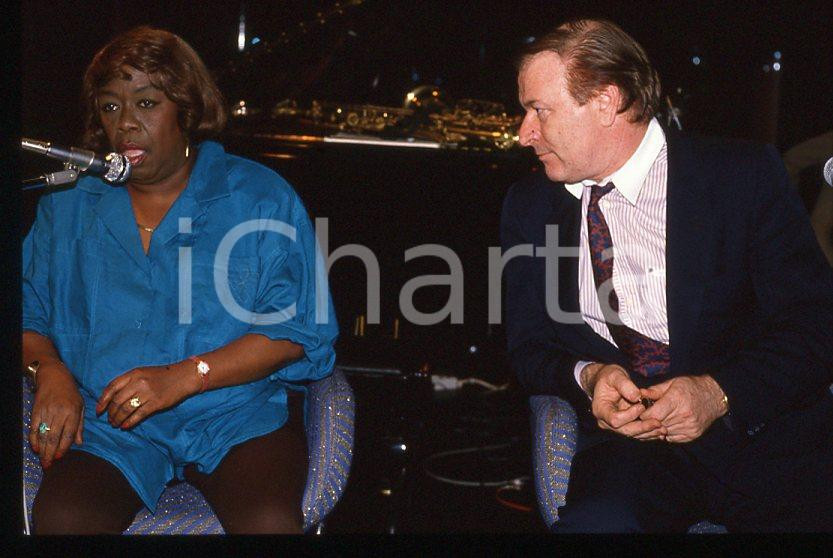 Sarah VAUGHAN Pier Quinto CARIAGGI - DALMINE 1985 ca *35 mm vintage slide (1) Diapositiva d'epoca, in formato 35 mm.Si tratta della serata di Sarah Vaughan al Bobadilla Feeling Club di Dalmine (BG).Per i diritti rivolgersi a ICharta.E' severamente vietata la riproduzione. Tutti i diritti sono riservati.ICharta mette in vendita, sul negozio eBay e in esclusiva sul sito "icharta" il proprio archivio composto da numerose diapositive e negativi fotografici d'epoca, tutti originali e autentici, che attraversano la storia del costume tra la fine degli anni Sessanta e Novanta.Si tratta di uno sguardo inedito sull'attualità, la politica, la vita quotidiana, il gossip e la cultura, che fotografa il cambiamento della nazione in quest'ultimo scorcio del XX secolo. Un'occasione unica per il mercato del collezionismo, che vede finalmente disponibile un archivio eccezionale per vastità, tematiche e condizioni, in un settore (il negativo fotografico e la diapositiva) di assoluta novità e dalle interessanti prospettive di investimento.  GOOD/buono   originale e autentica 1